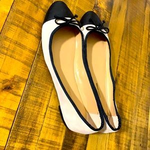 Banana Republic flats, Sz 8.5, Beige/ Black